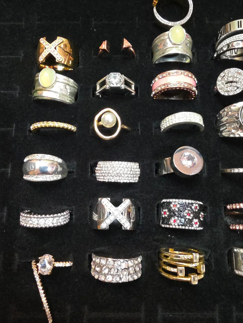 RESELLERS! LOT OF 50 HIGH QUALITY FASHION RINGS ALL IN EXCELLENT CONDITION - Picture 3 of 15